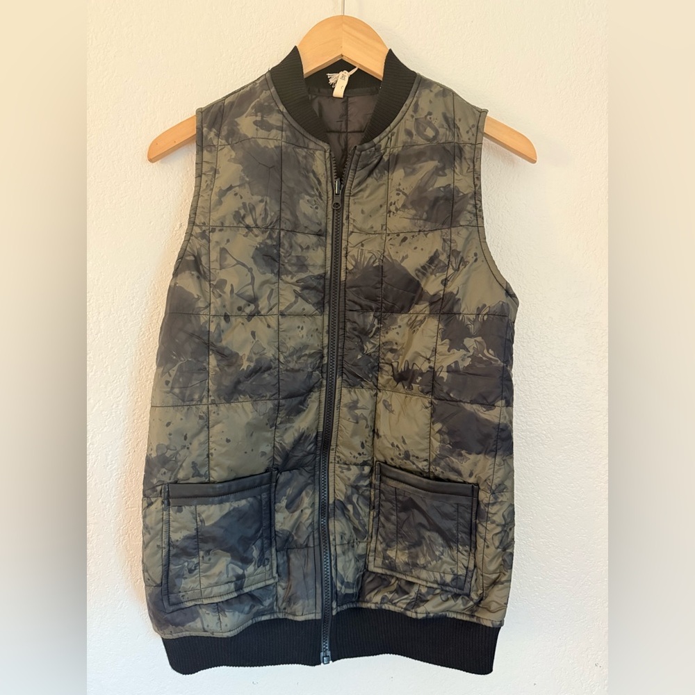 Revolve- Lanston Sport Green & Black Tie Dye Lightweight Puffer Vest- NWT XS